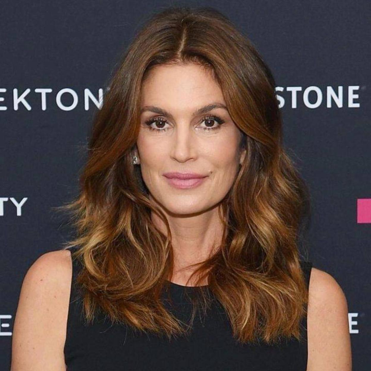 Cindy Crawford con piel lisa y uniforme a los 50