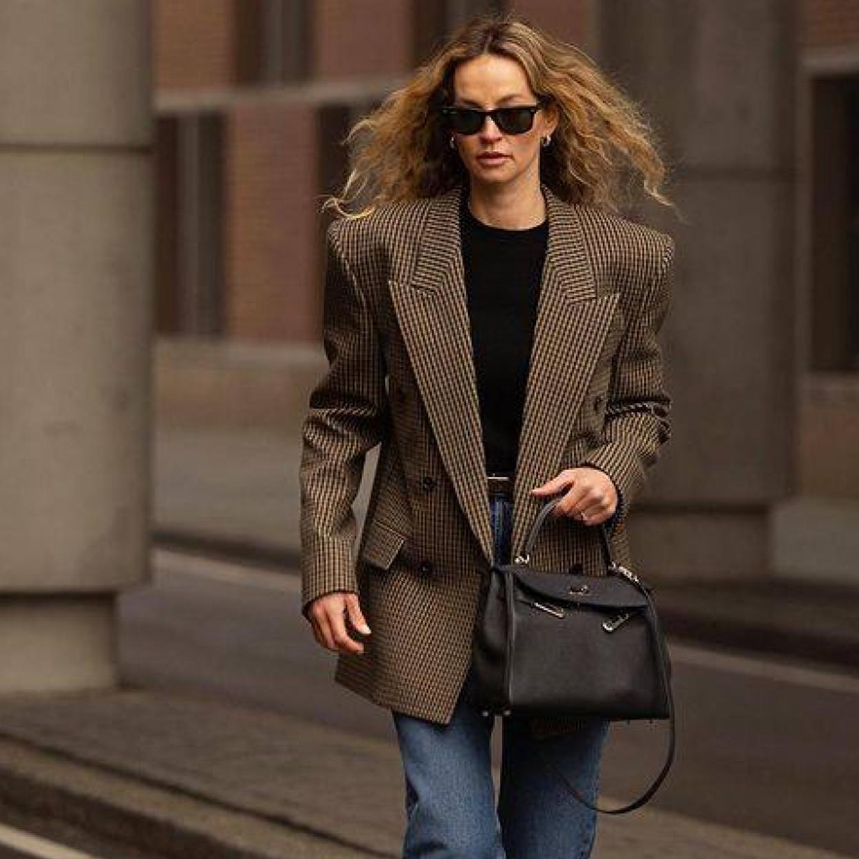 Influencer con americana básica