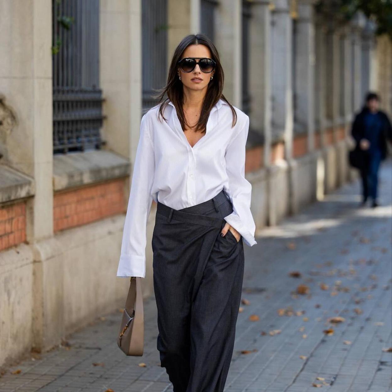 Influencer con camisa básica elegante