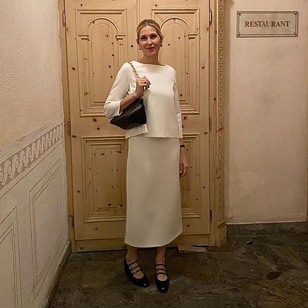Kelly Rutherford con conjunto satinado blanco