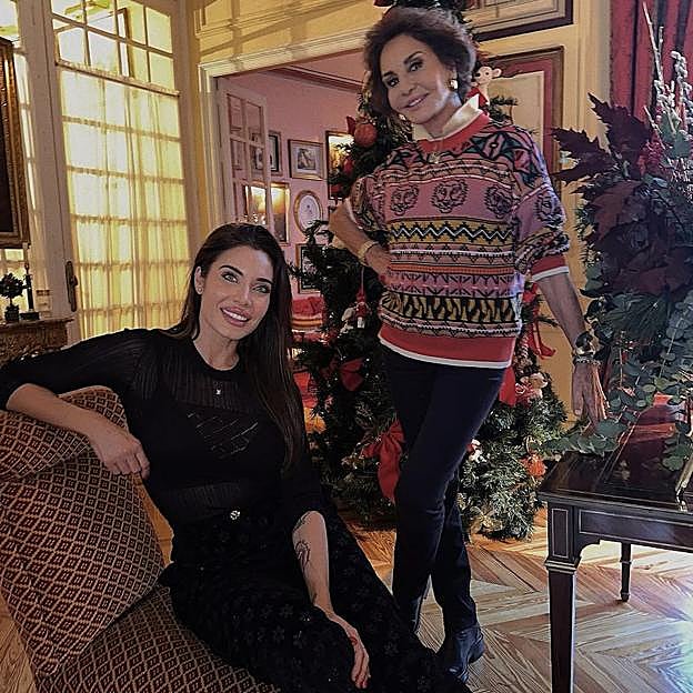 Las amigas, en la casa de la aristócrata sevillana al lado del palacio de Pilatos. 