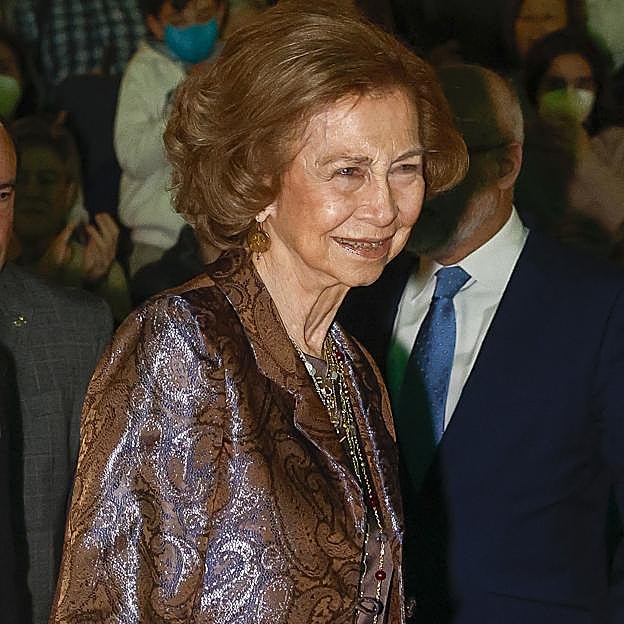 La reina Sofía sorprende un look brillante con esta original blazer estampada
