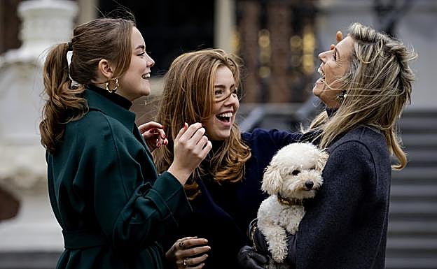 La reina Máxima de Holanda junto a sus hijas. / 