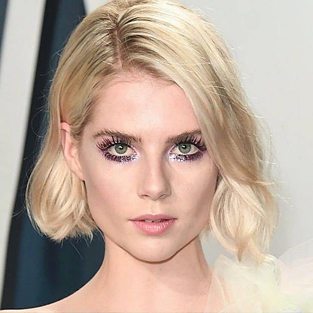 Lucy Boynton con look hecho por la maquilladora Jo Baker