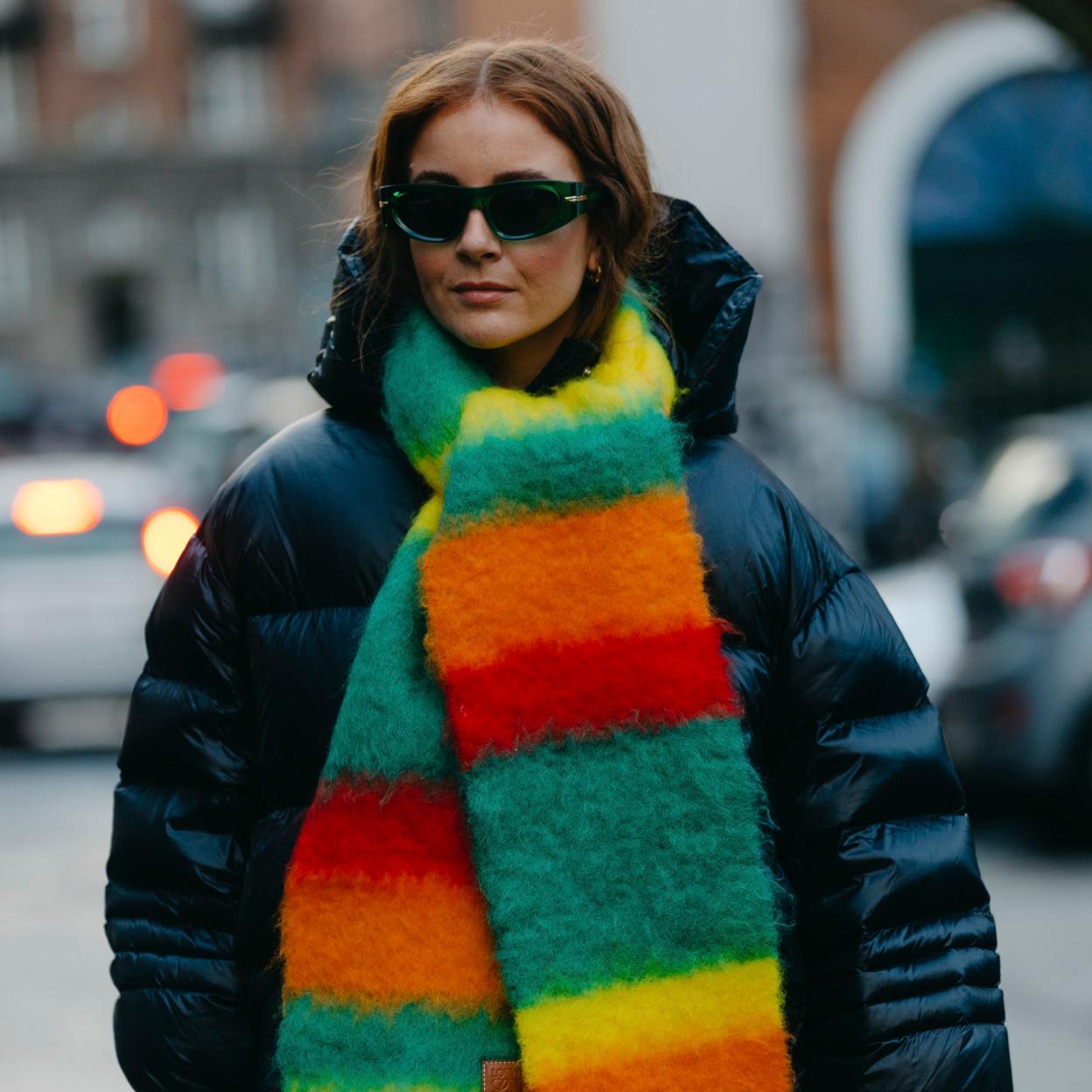 Una mujer con abrigo de plumas.