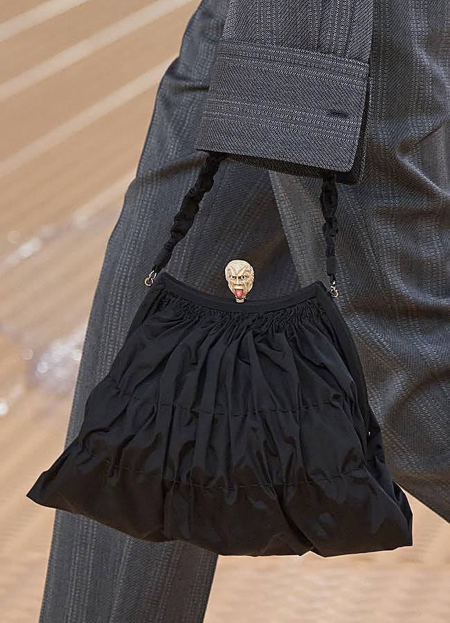 Imagen - Los nuevos it bags de Prada llevan un detalle del que todo el mundo habla: una cabeza adornando su broche. Foto: Cortesía.