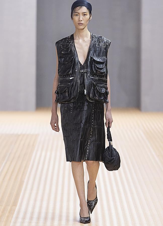 Imagen - Una de las modelos del desfile PV24 de Prada en Milán, con los misteriosos bolsos de la nueva colección. Foto: Cortesía.