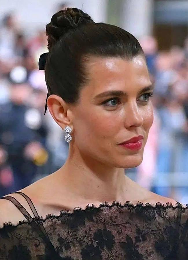 Imagen - Carlota Casiraghi con moño trenzado de bailarina/@carlotacasiraghi