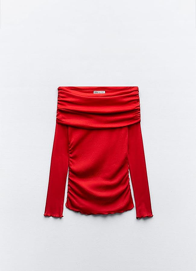 Imagen - Camiseta con escote bardot en rojo de Zara (15,95 euros).