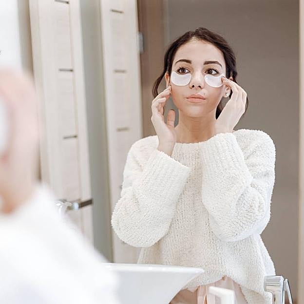 Mujer usando parches de ojos