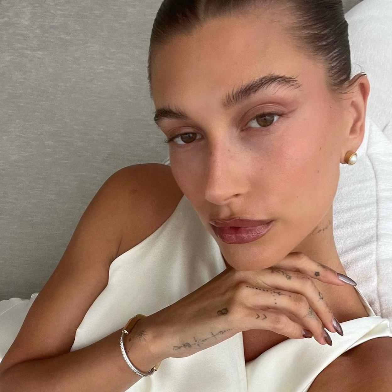 Hailey Bieber con contorno de ojos firme y descansado