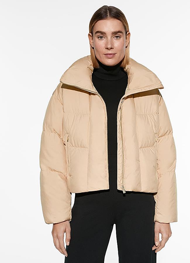 Imagen - Abrigo corto acolchado en beige de Oysho.