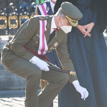Imagen secundaria 1 - El rey Felipe recoge el broche de la reina Letizia.