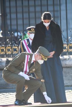 Imagen secundaria 2 - El rey Felipe recoge el broche de la reina Letizia.