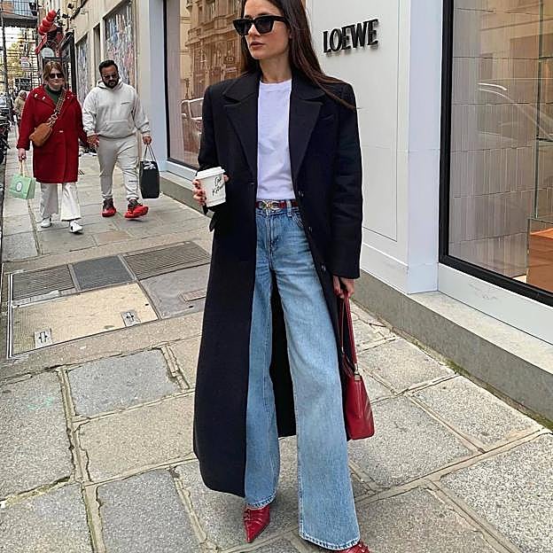Influencer francesa con look tendencia de accesorios rojos