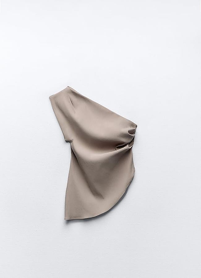 Imagen - Top drapeado y asimétrico en color piedra de Zara.