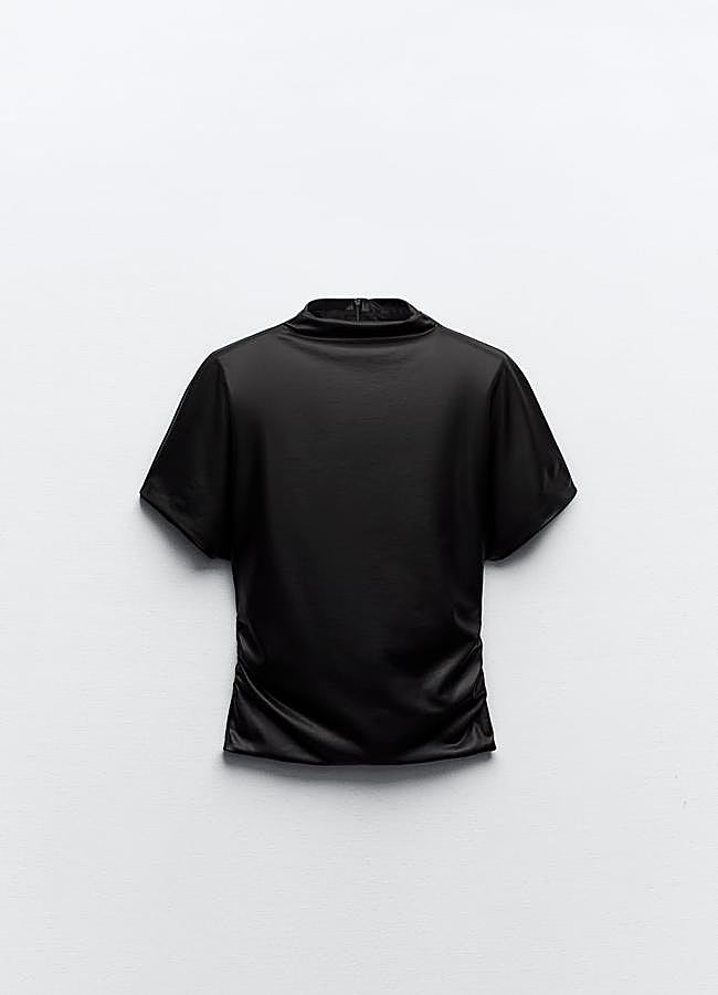 Imagen - Top negro encerado de Zara.