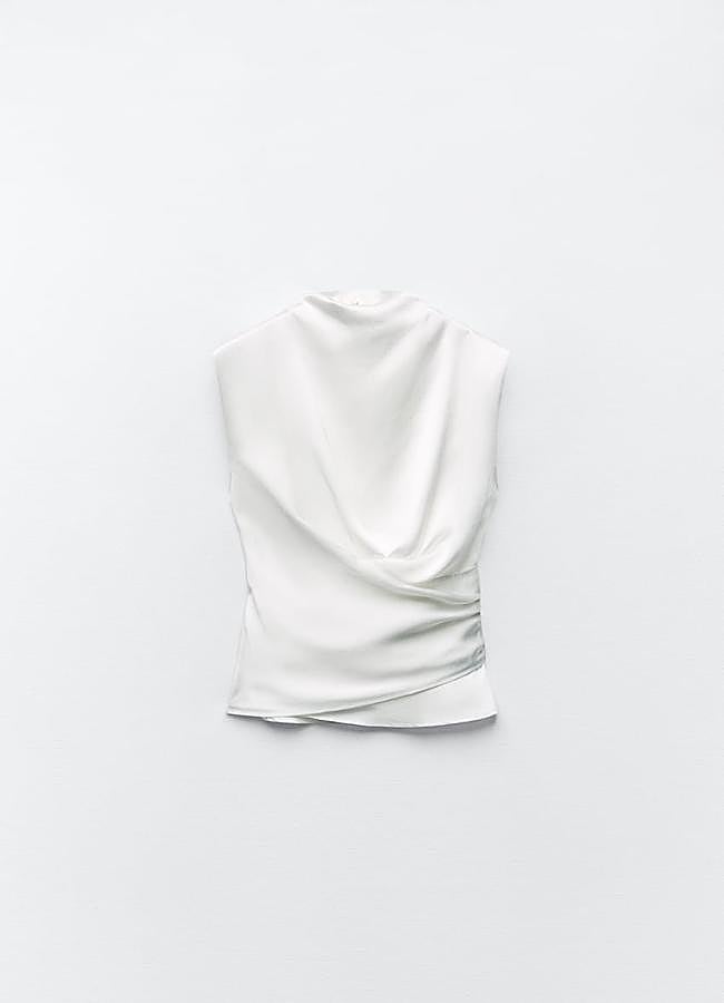 Imagen - Top satinado y drapeado en blanco de Zara.
