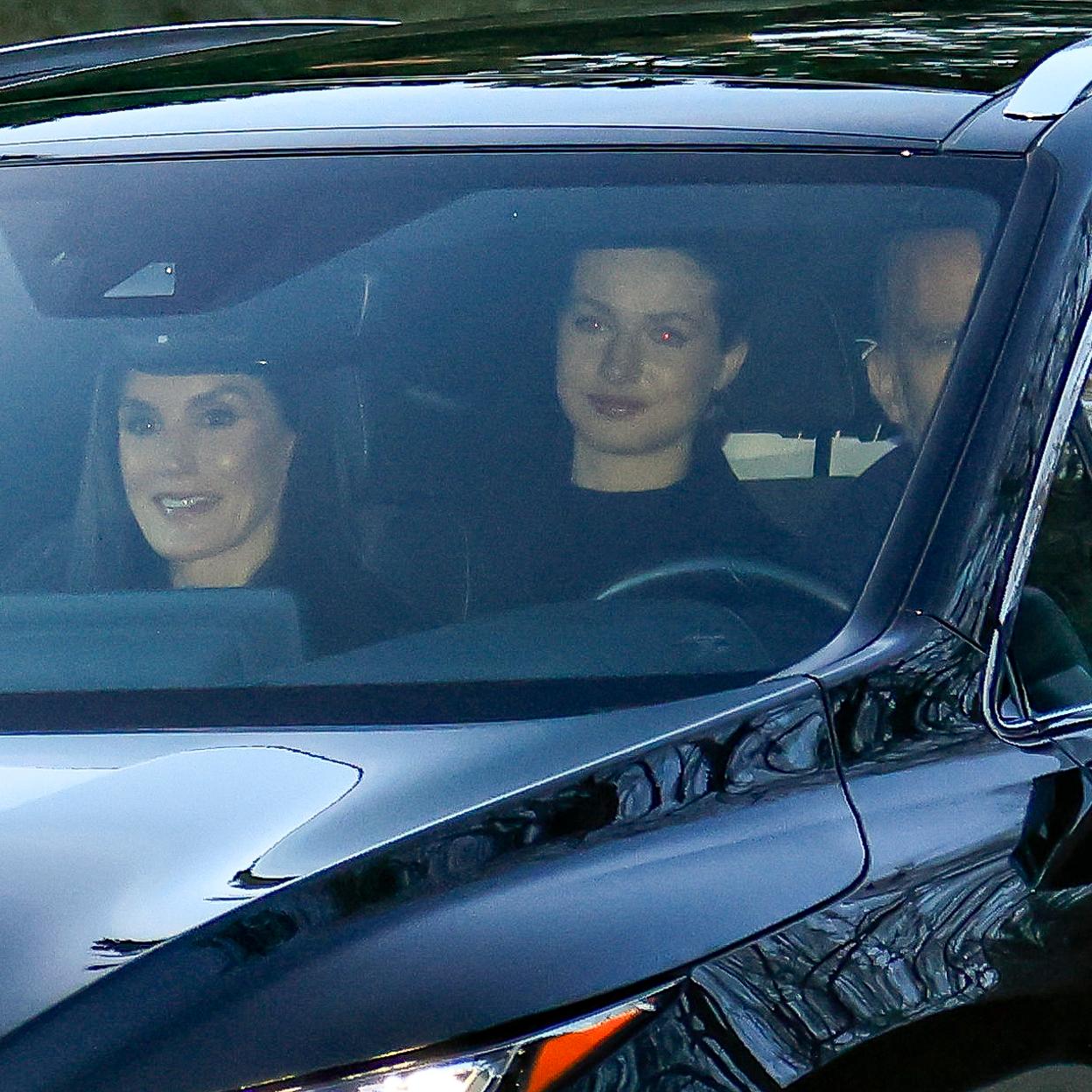 El rey Felipe, la reina Letizia y la princesa Leonor en el coche de camino a la casa de Jesús Ortiz.