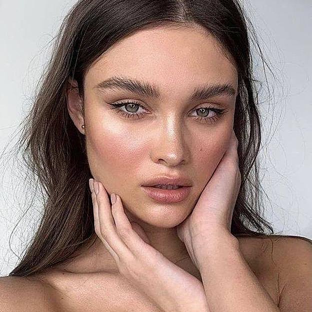 Modelo con cejas texturizadas con volumen