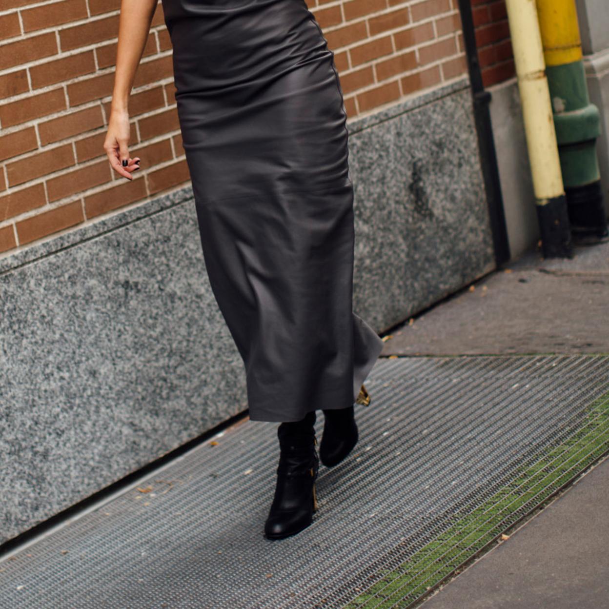 Unos botines en negro con tacón fino.