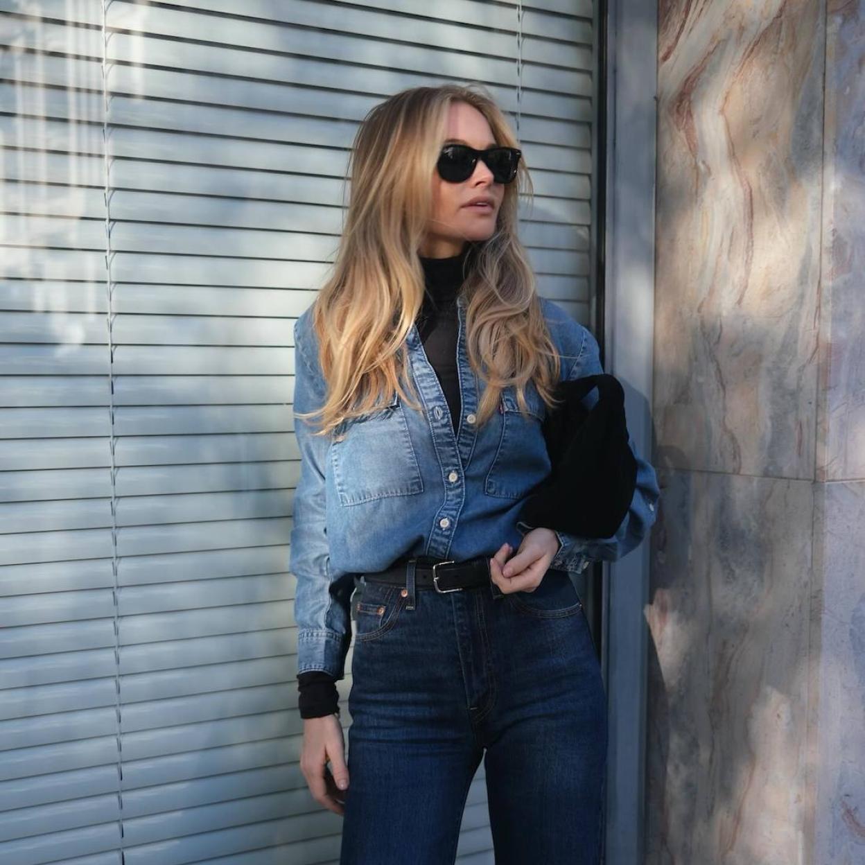 La influencer lleva un total look denim con camisa vaquera