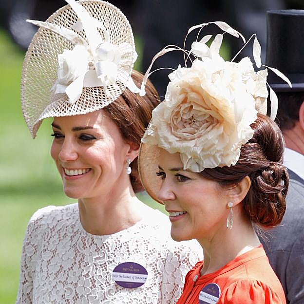 Kate Middleton y Mary Donaldson suelen coincidir hasta en el estilo de sus tocados. 