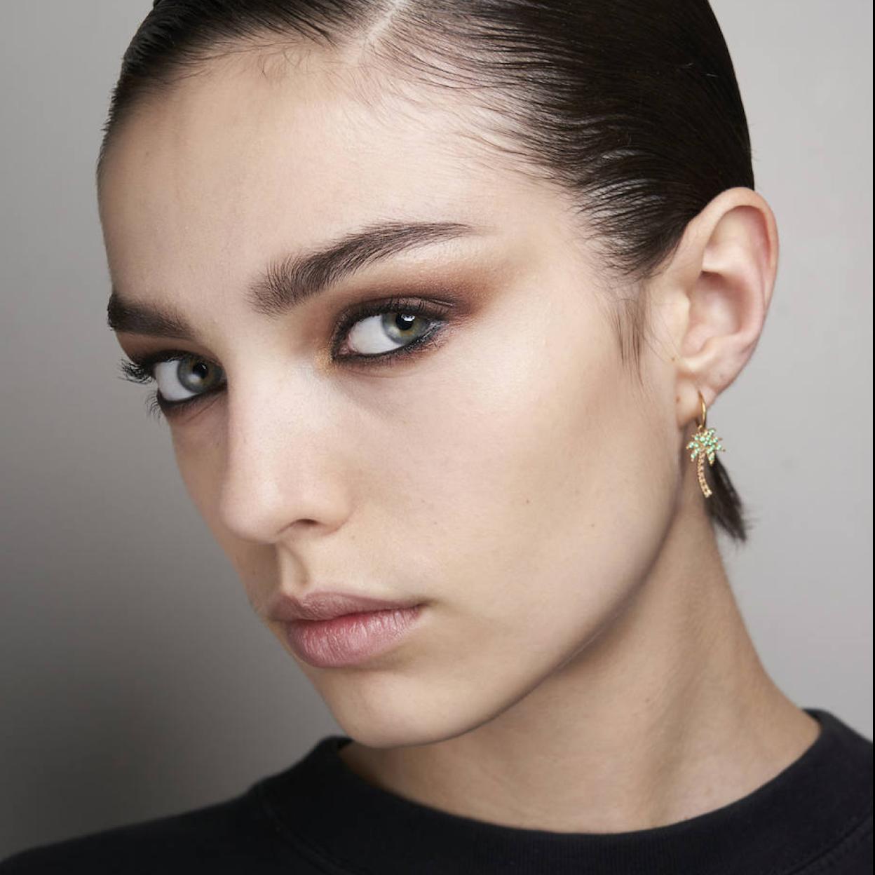 Modelo con mquillaje de ojos intenso