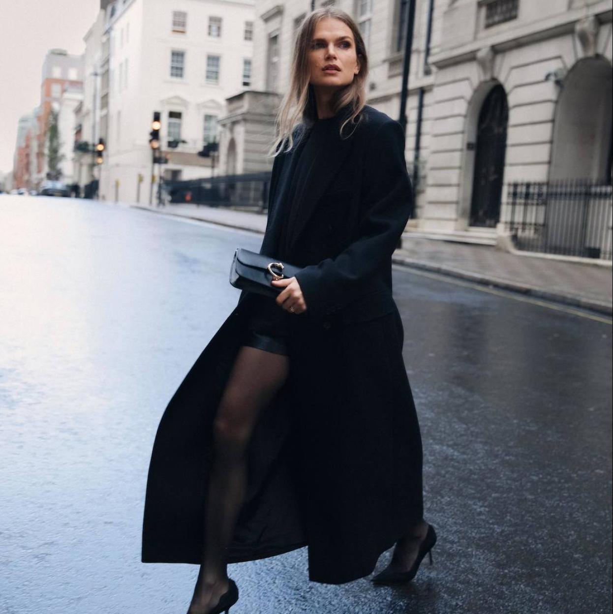 La influencer lleva un abrigo básico negro elegante