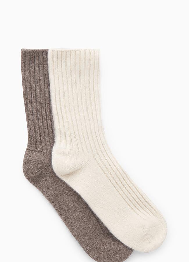 Imagen - Dos pares de calcetines en cashmere de COS.