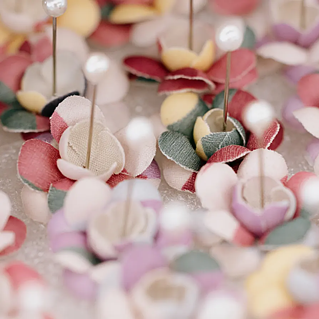 Imagen principal - Detalles del savoir faire que profesa Chanel con sus colecciones Metiers D'art.