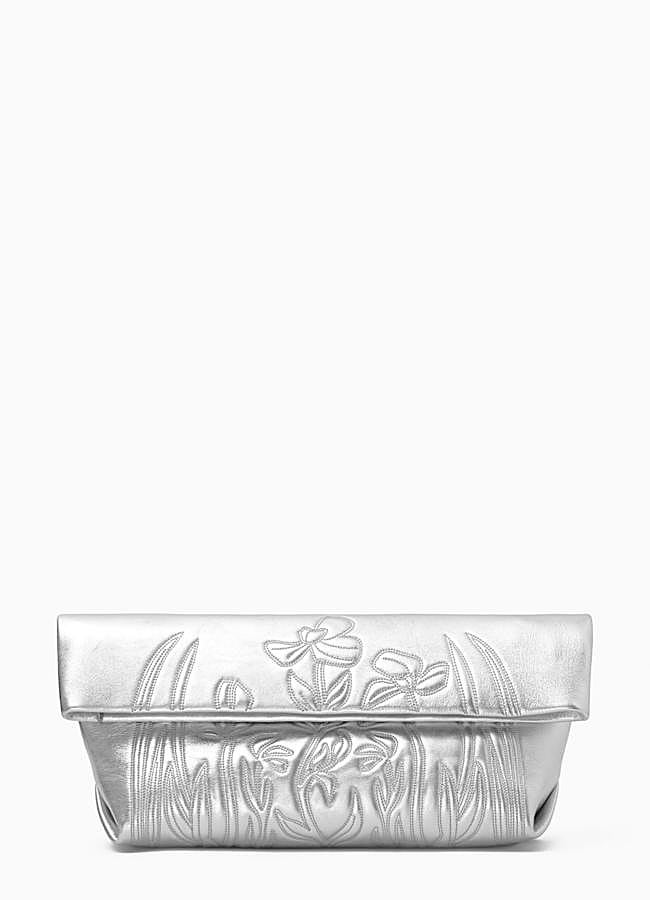 Imagen - Clutch en plateado de piel y algodón orgánico de COS.