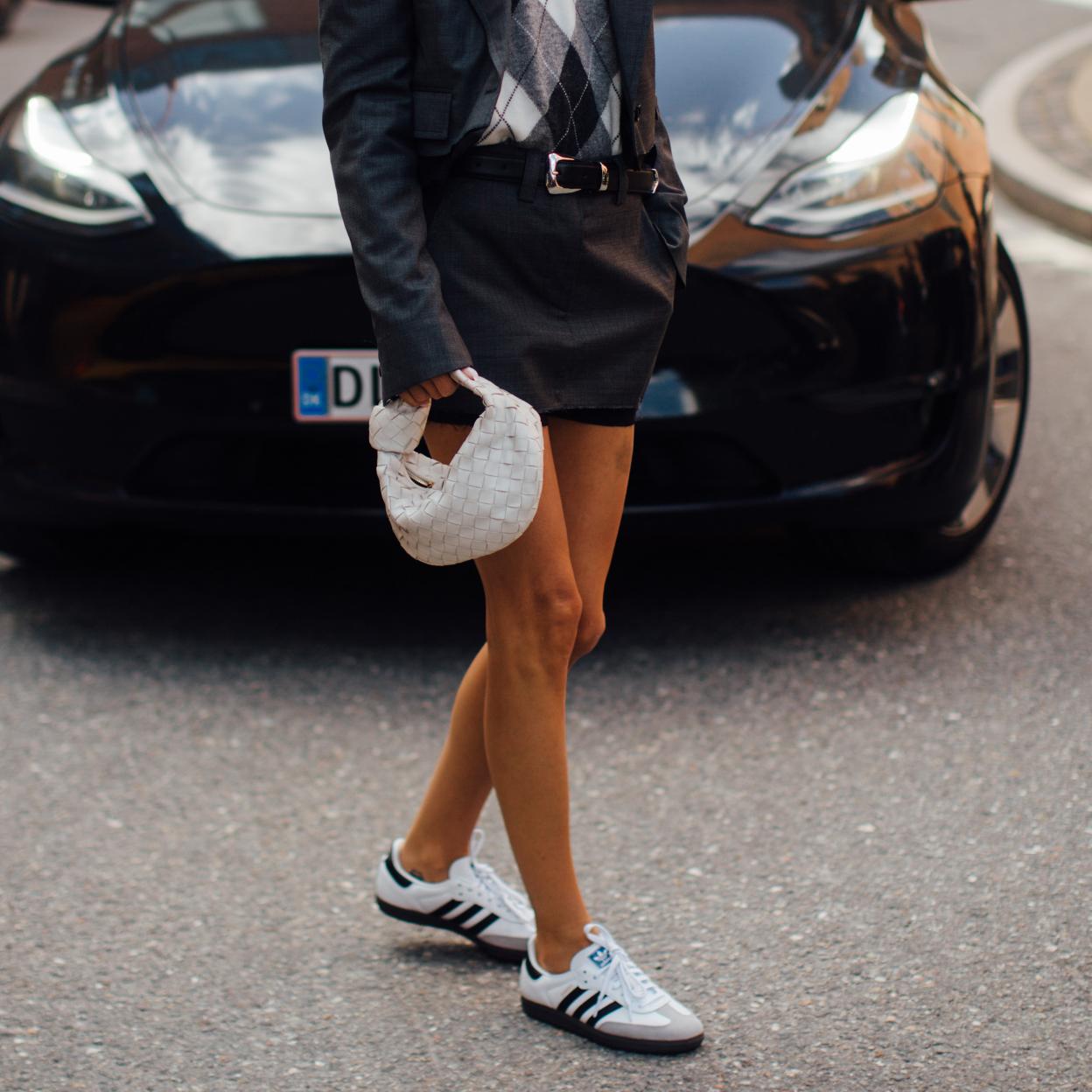 Un look con las zapatillas Adidas Samba.