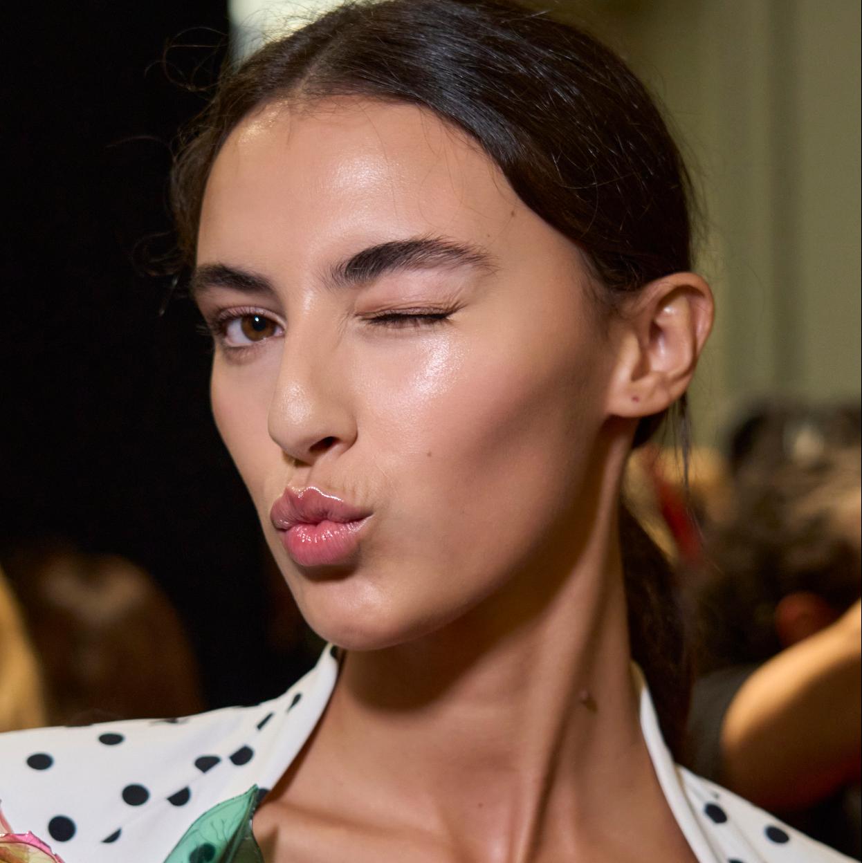 Una modelo con la piel radiante.