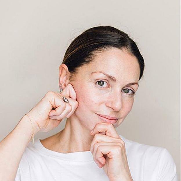 Mujer practicando los mejores ejercicios faciales