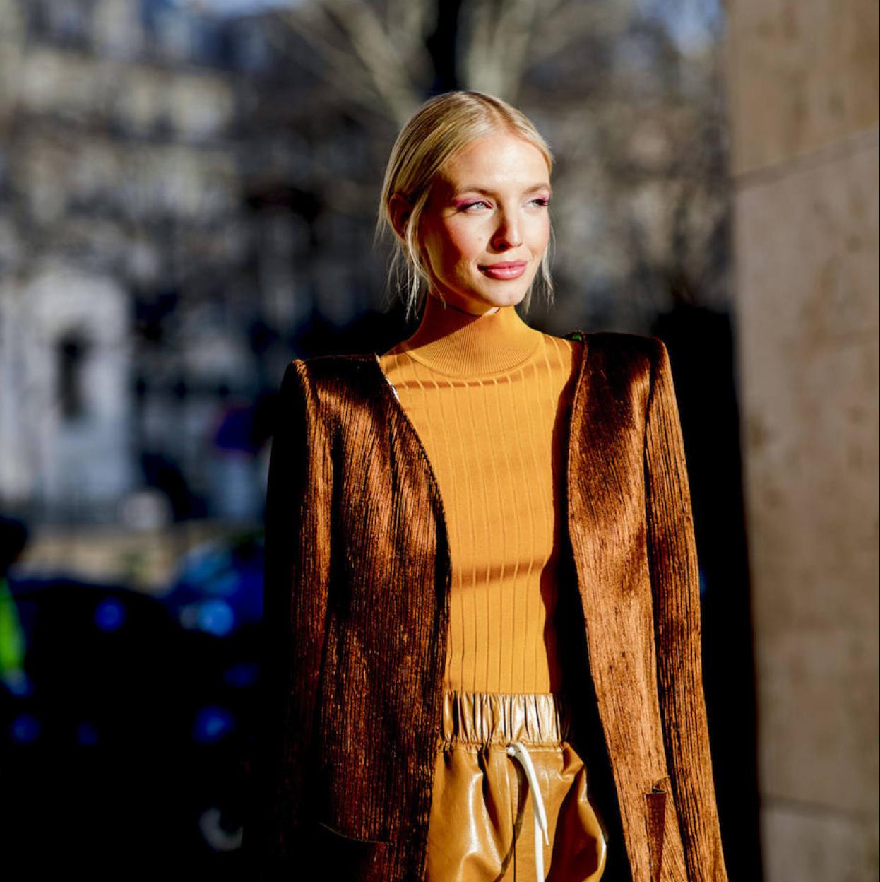 Influencer con piel luminosa