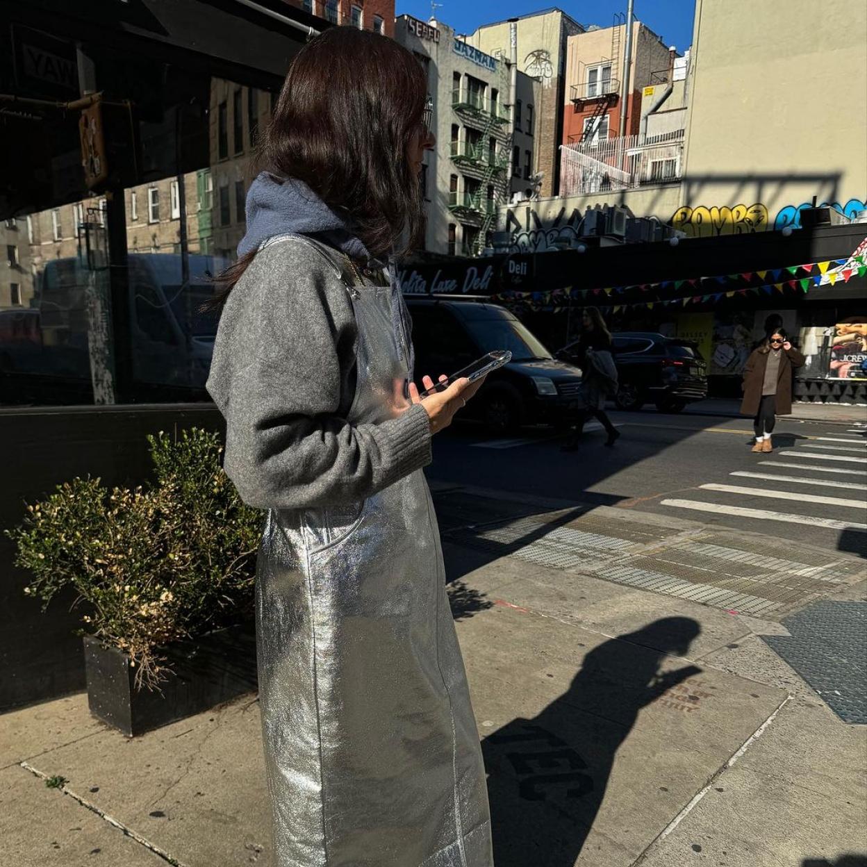 Una mujer con una falda plateada.