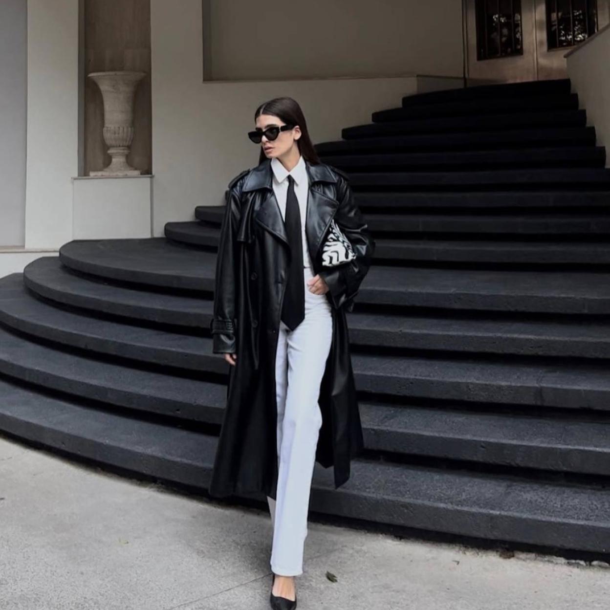 La influencer lleva una gabardina de piel