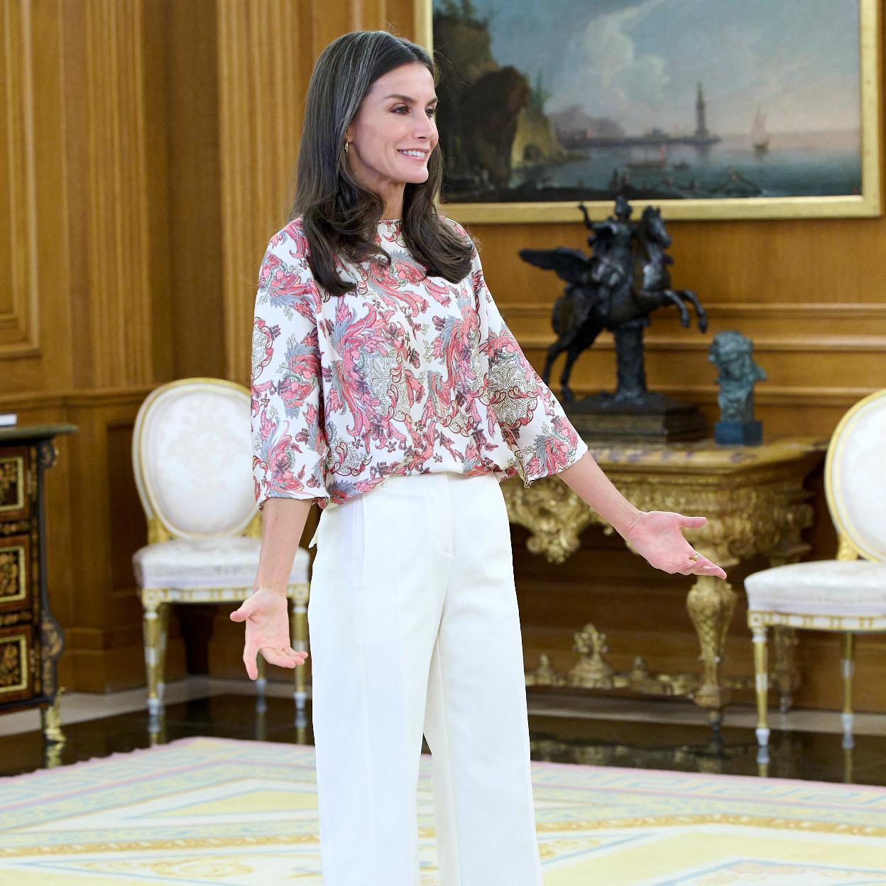 La reina Letizia ha tenido que lidiar con varias peticiones para dormir en la Zarzuela, una cuestión que no solo está en manos de los reyes, sino también del Gobierno. 