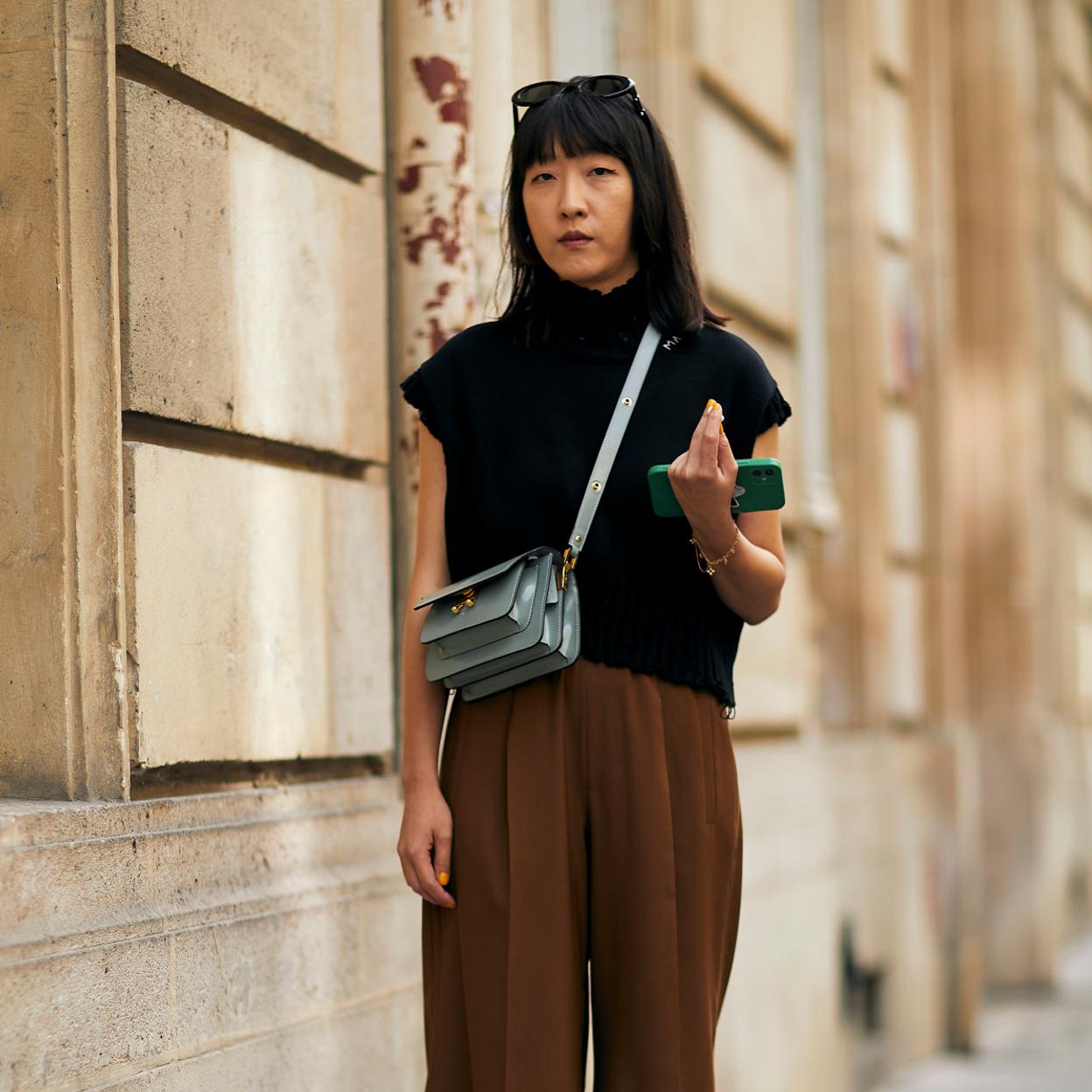 Los pantalones de traje marrón son la tendencia más elegante y atemporal que triunfa allá donde va. 