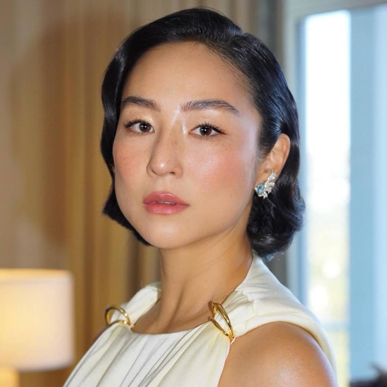 Greta Lee con piel efecto glass skin