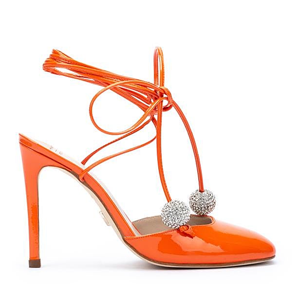 Mules en color naranja con perlas de cristal.