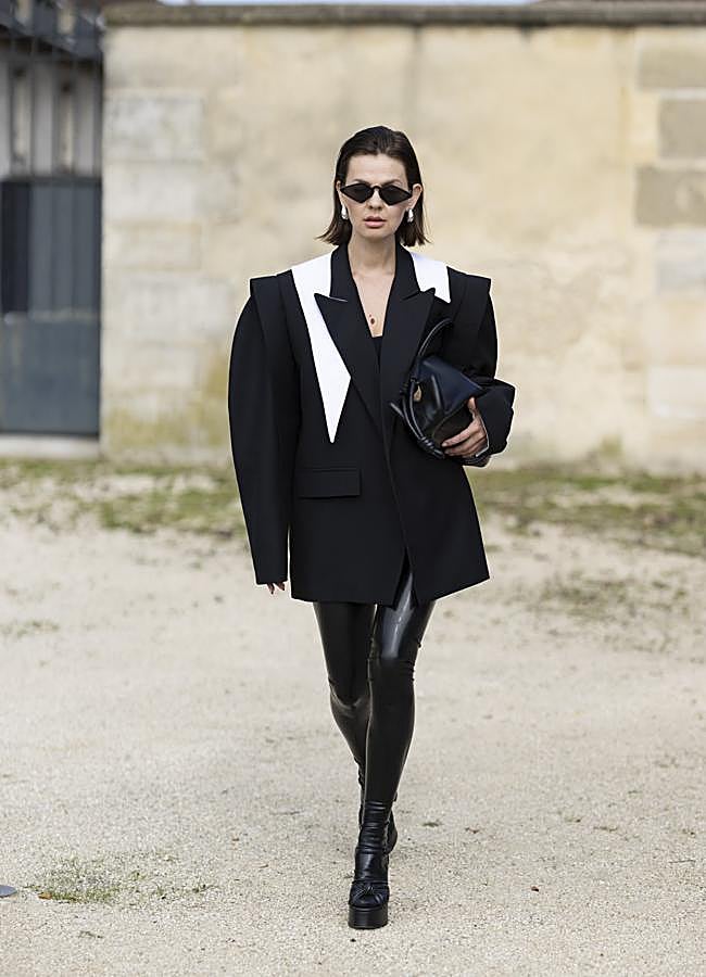 Imagen - Leggings de piel con blazer oversize.