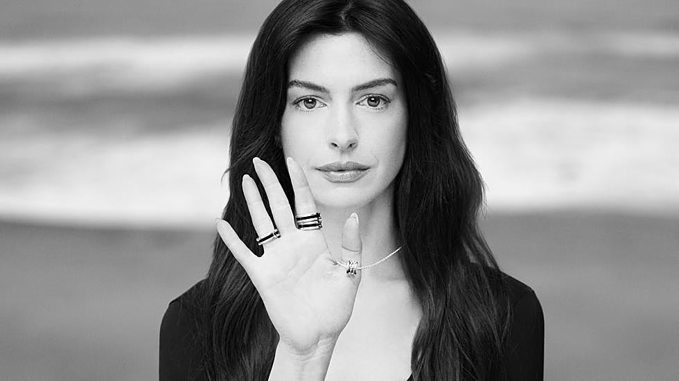 Anne Hathaway posa para Bulgari.