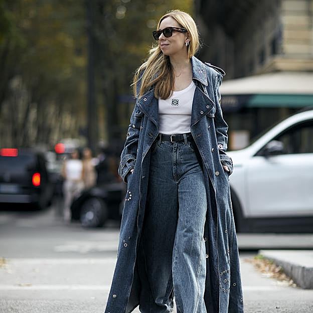 Look denim con vaqueros y gabardina