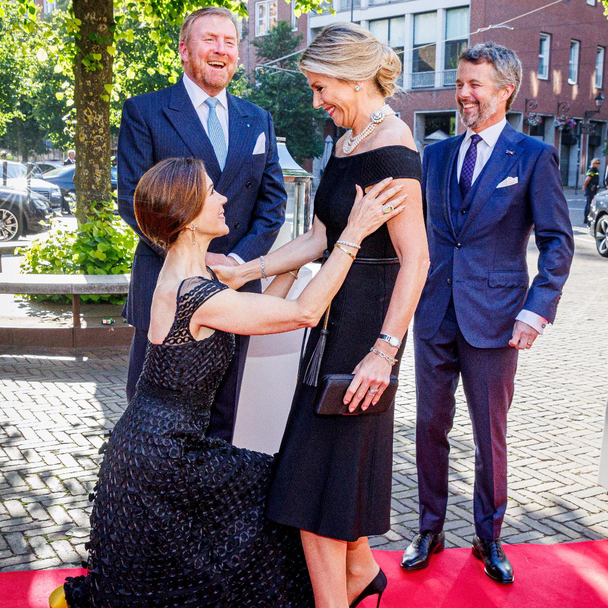 Mary Donaldson haciendo una reverencia a Máxima de Holanda