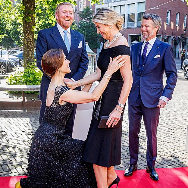 Mary de Dinamarca, reina de las reverencias: por qué las exagera tanto y cómo puede superar su complejo de plebeya