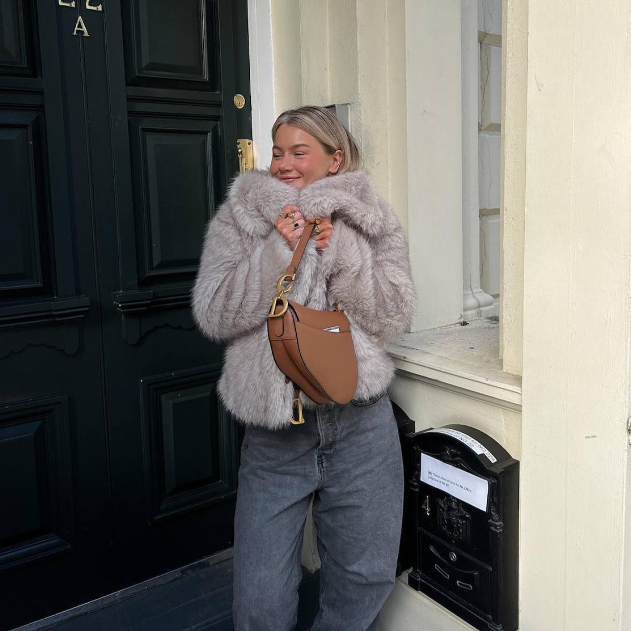 La influencer llav un abrigo efecto pelo superventas de Zara