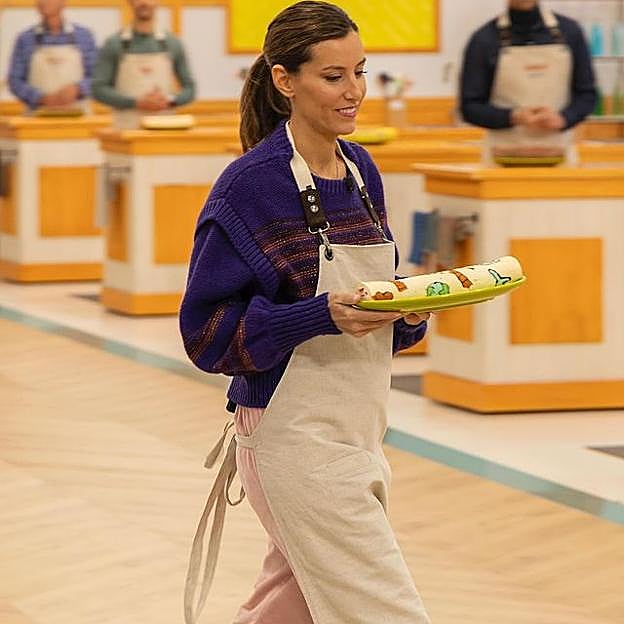 Ana Boyer con un jersey morado de Sézane.