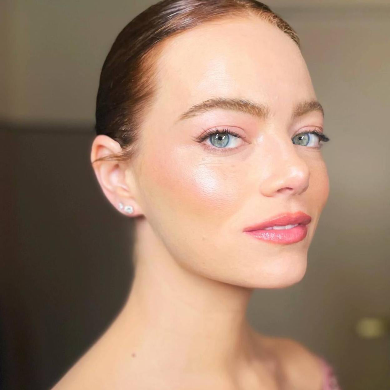 Emma Stone con maquillaje efecto buena cara